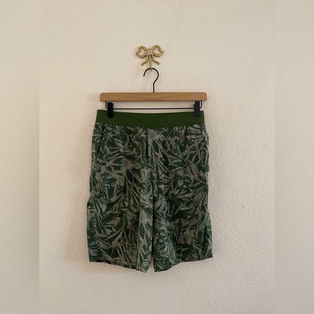 Lululemon T.H.E. Short 9" Reversible Hot House Green Multi Grid Lines Grey